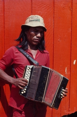 Índio Caiagangue tocando sanfona